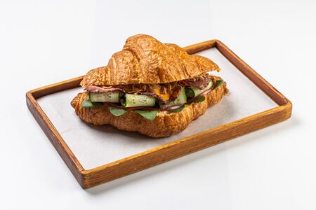 Круассан с томленым брискетом 