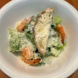 Салат Цезарь с креветками