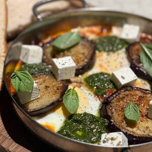 Шакшука из двух яиц с баклажанами и сыром фета 