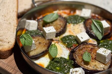 Шакшука из двух яиц с баклажанами и сыром фета 