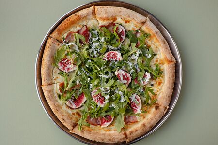 Пицца со свежим инжиром и беконом 