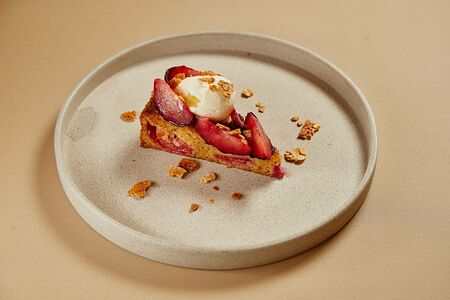 Пирог с карамелизированной сливой