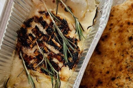 Камамбер, запеченный с грушей и медом и неаполитанским хлебом