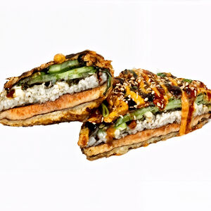 Сэндвич ролл с жареным лососем