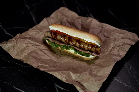 Хот дог с беконом и BBQ