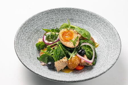 Салат Нисуаз с тунцом конфи