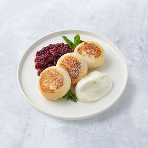 Сырники с брусничным джемом