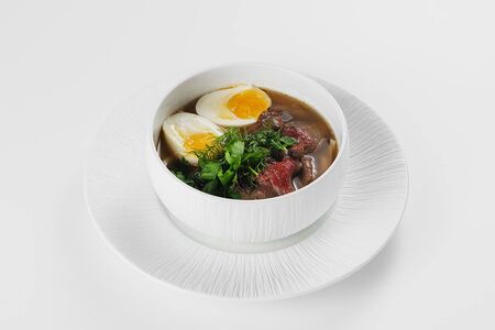 Рамен на курином бульоне с ломтиками ростбифа и яйцом 