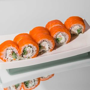 Ролл с форелью и снежным крабом
