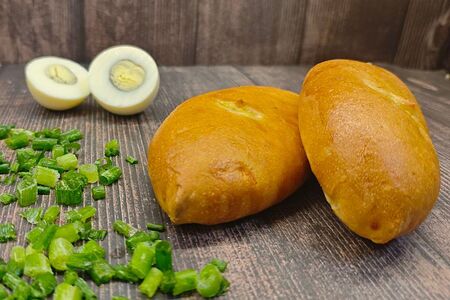 Сдобный пирожок с яйцом и луком