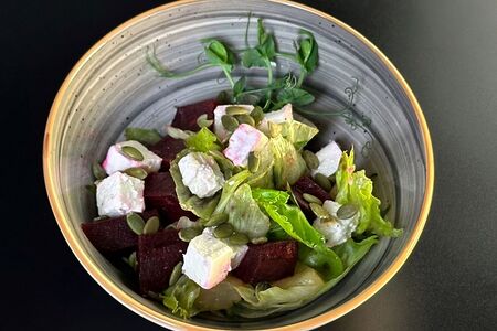 Салат с печеной свёклой, карамелизированной грушей и фетаксой