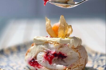 Меренговый рулет с малиной и фисташкой