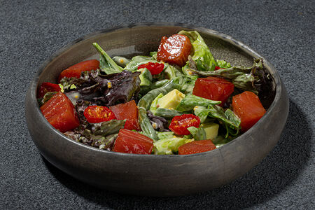 Салат с тунцом, авокадо, вялеными томатами и цитрусовым соусом