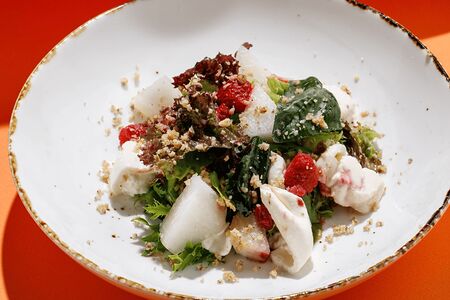 Буратта с дыней и малиновым соусом