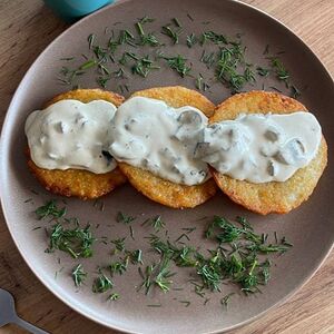 Драники с грибами в сливочном соусе