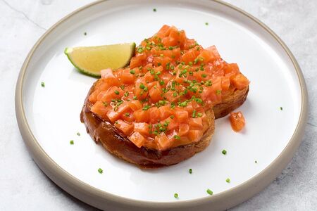 Тартар из форели на бриоши с кимчи 