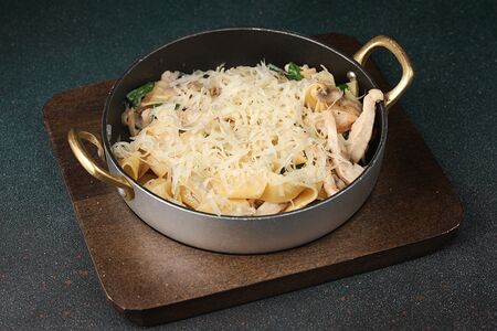 Паста с курицей и грибами