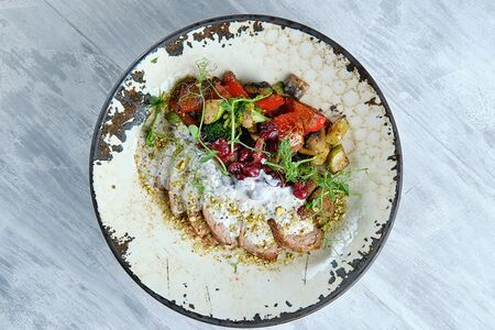 Томленая баранина с жареными овощами и грибным соусом 