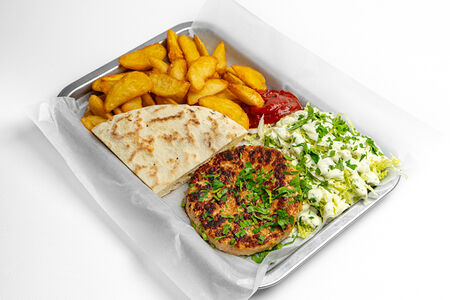 Фри дольками с фирменной котлетой