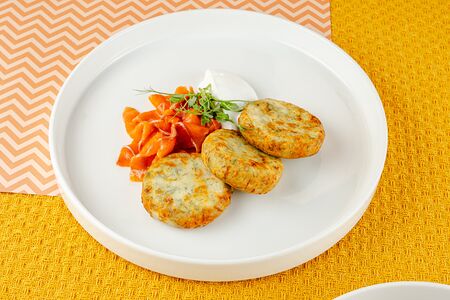 Сырники из рикотты с пармезаном и зеленью с лососем