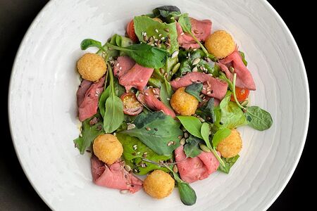 Салат с хрустящей тыквой, ростбифом и тыквенным дрессингом с фисташкой