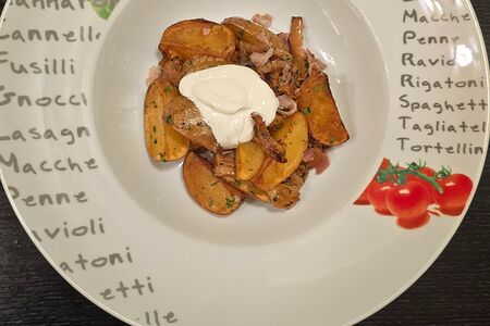Жареная картошка с беконом и лисичками