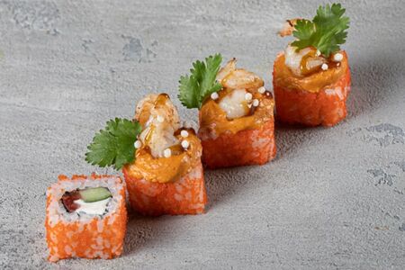 Запеченный ролл креветка-том ям