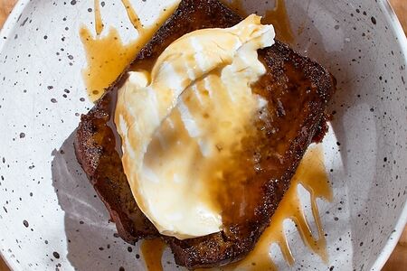 Френч-тост из бананового хлеба с соленой карамелью