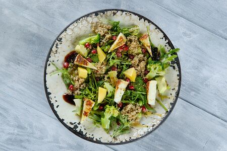 Фитнес салат для леди с киноа, манго и жареным халуми