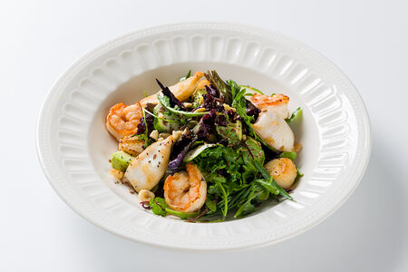 Зеленый салат с морепродуктами