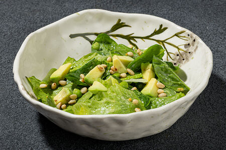 Зеленый салат с кедровым орехом и медово-цитрусовым соусом