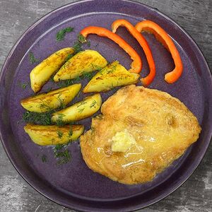 Куриная отбивная с медовым маслом, жареным картофелем, свежим перцем и зеленью