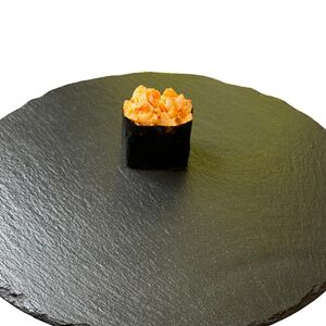 Гункан с лососем