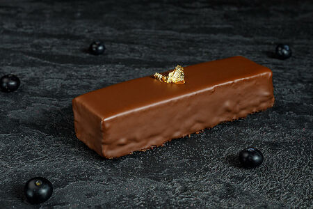 Торт суфле с черной смородиной в темном шоколаде