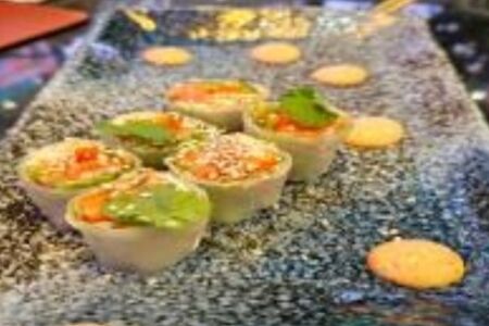 Фреш ролл с лососем, авокадо и икрой тобико 