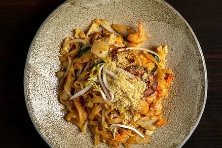 Рисовая лапша пад-тай с морепродуктами