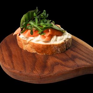 Брускетта со страчателлой и слабосоленым лососем