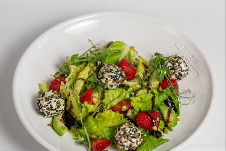 Лёгкий летний салат со свежей клубникой и шариками феты