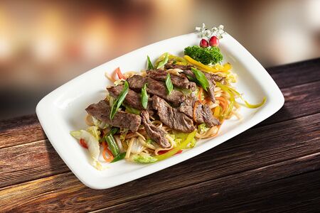 Яки-удон лапша с говядиной