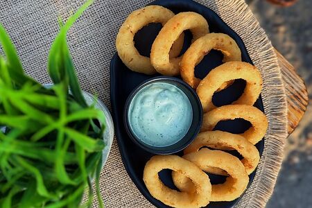 Луковые кольца с соусом в ассортименте