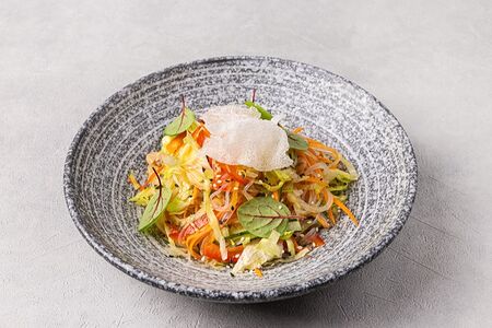 Салат с фунчозой и курицей 