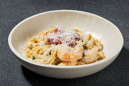 Домашняя паста с креветками, шпинатом и томатной сальсой