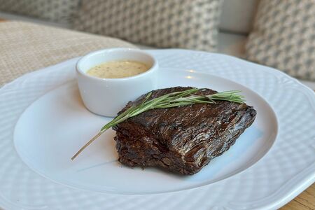 Стейк бавет с перечным соусом