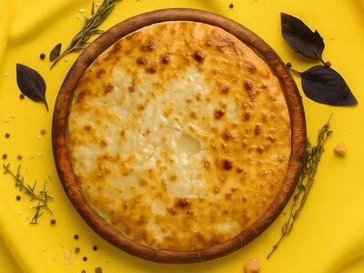 Пирог с лососем и сыром