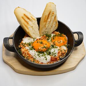 Шакшука с нежной моцареллой и хрустящими тостами