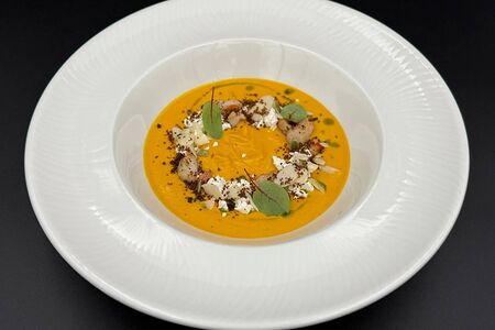 Крем-суп из тыквы с копченым сыром и креветками