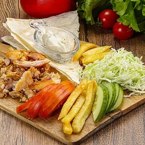 Шаурма на тарелке с курицей