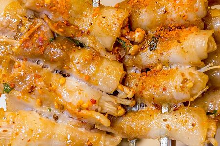 J08 Свиная грудинка и грибы эноки 6 шт.