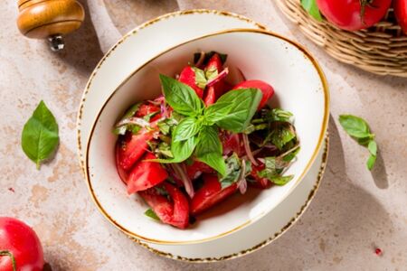 Спелые томаты с красным луком