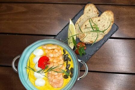 Сливочно-морковный суп-крем с креветками